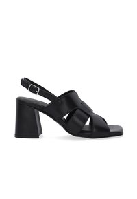 Zwarte leren slingback hak met een vierkante neus en brede crossoverbanden. Voorzien van een blokhak voor stabiliteit en een verstelbare enkelband.