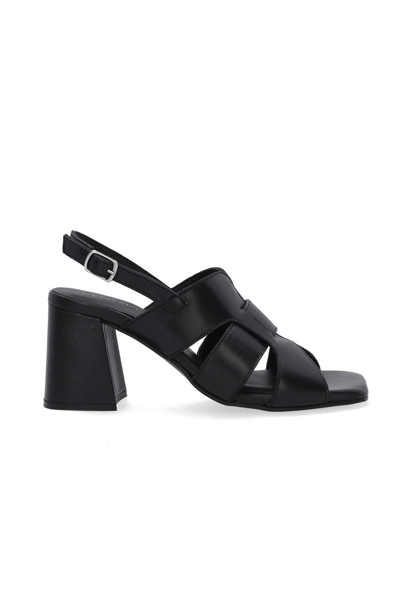 Zwarte leren slingback hak met een vierkante neus en brede crossoverbanden. Voorzien van een blokhak voor stabiliteit en een verstelbare enkelband.