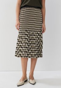 Gonna midi plissettata con un motivo geometrico in bianco, nero e giallo, dotata di una vita elastica nera e realizzata in tessuto leggero.