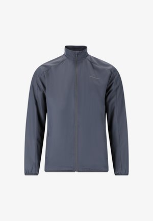 Miestenska bunda v tmavosivej farbe, vyrobená z hladkého syntetického materiálu. Obsahuje stojatý golier, dlhý predný zips a bočné vrecká.