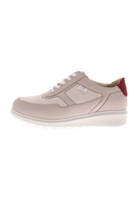 Beige Leder-Sneaker mit glatter Oberfläche, weißen Schnürsenkeln und rotem Fersenakzent. Verfügt über eine gepolsterte Sohle und ein schlankes Design.