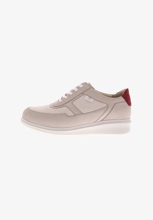Beige leren sneaker met een gladde afwerking, witte veters en een rode hielaccent. Heeft een gevoerde zool en een gestroomlijnd ontwerp.