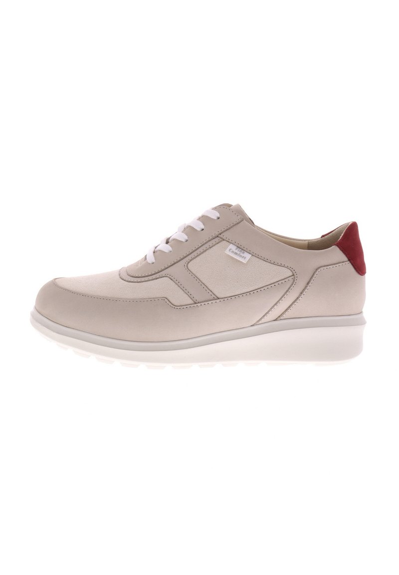 Beige Leder-Sneaker mit glatter Oberfläche, weißen Schnürsenkeln und rotem Fersenakzent. Verfügt über eine gepolsterte Sohle und ein schlankes Design.