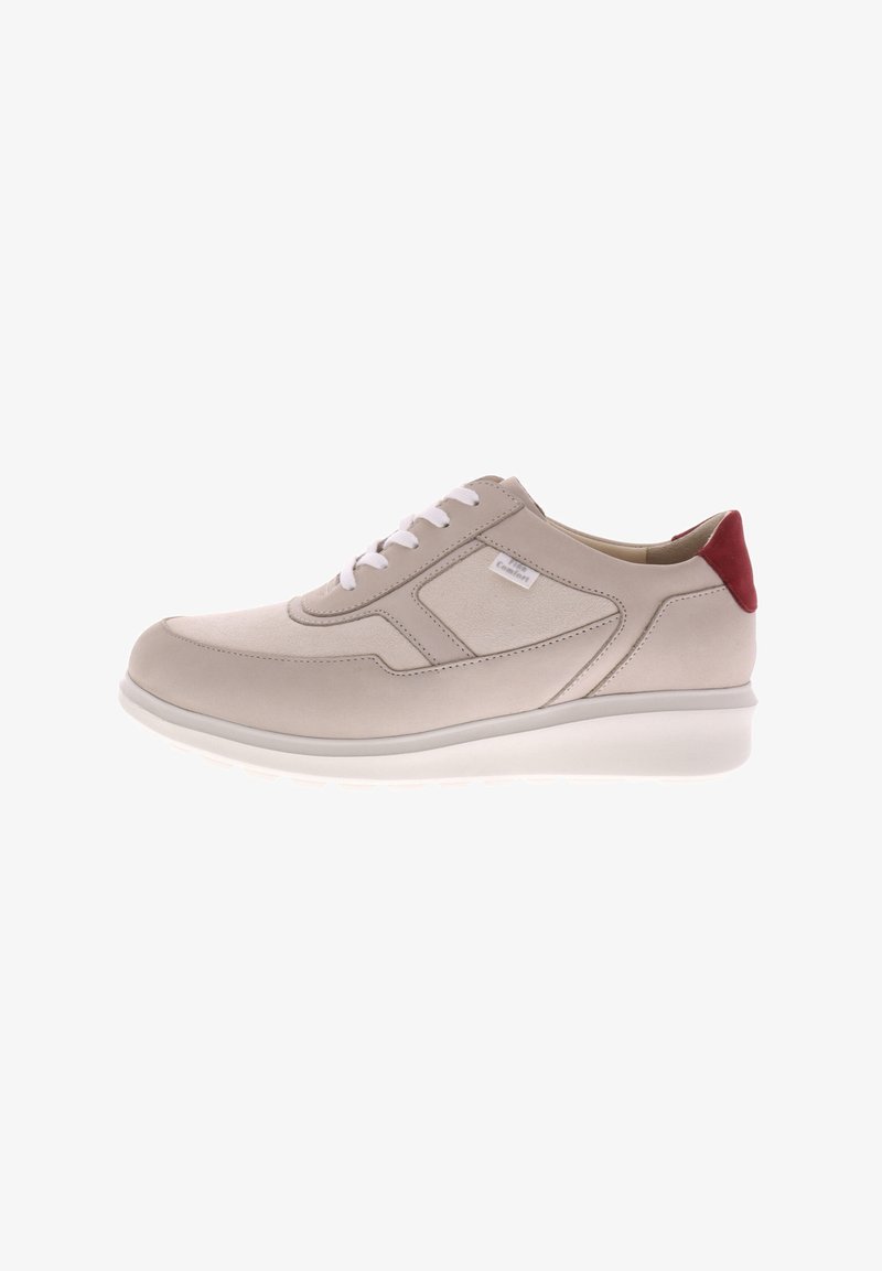 Beige Leder-Sneaker mit glatter Oberfläche, weißen Schnürsenkeln und rotem Fersenakzent. Verfügt über eine gepolsterte Sohle und ein schlankes Design.