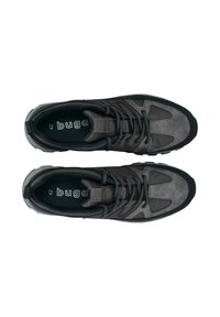 Ein Paar graue und schwarze Schnürsneaker mit gepolsterten Kragen, aus Netzstoff und mit Wildlederelementen, von oben auf einem weißen Hintergrund dargestellt.