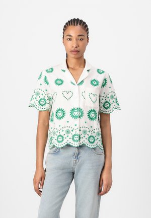 Korte mouw shirt van witte stof, met groene bloemen- en hartpatronen, een gegolfde zoom en een enkele borstzak.
