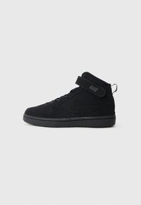 Sapatilha Nike de cano alto preta, com tiras de velcro, atacadores e sola de borracha, exibida em perfil lateral sobre fundo branco.