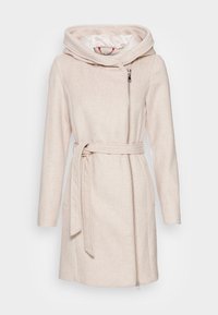 Abrigo de mezcla de lana en color beige claro con cintura ceñida por un cinturón, gran capucha y cierre frontal con cremallera. El interior está forrado con un material suave.