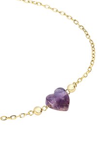 Collana in oro con pendente a forma di cuore in ametista viola, arricchita da perline rotonde in oro. Texture liscia con qualità traslucide.