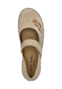 Zapato de piel beige con una superficie texturizada, estilo Mary Jane, correa y diseño de cortes de flores, y una plantilla acolchada. La suela es mínima y redondeada.