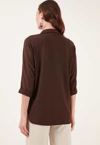 LELA REGULAR FIT brązowy
