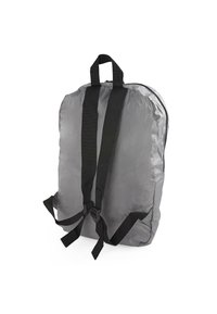 Mochila de nailon gris con dos correas ajustables negras, un asa superior y un compartimento principal con cremallera. Textura suave, diseño minimalista.
