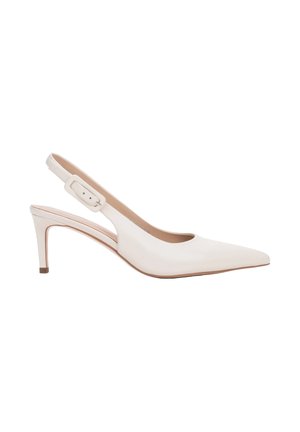 Escarpin slingback en cuir blanc à bout pointu et talon fin de hauteur moyenne, doté d'une bride à boucle réglable.