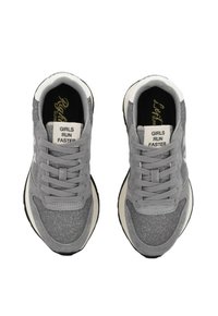 Sneaker grigi con parte superiore in mesh testurizzato e suede, caratterizzati da una finitura scintillante, design con lacci e accenti bianchi sul tallone.