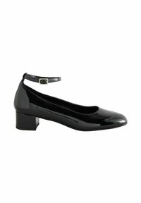 Schwarzer Lacklederschuh mit runder Spitze und niedrigem Blockabsatz. Verfügt über einen Knöchelriemen mit einer metallischen Schnalle zur Anpassung.