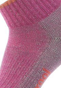 Calzino texturizzato, rosa e grigio con un polsino a coste e un accento arancione; presenta un motivo in filato misto e dettagli di cucitura visibili.