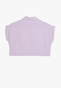 Lavendel cropped skjorte med flad krave, korte ærmer og lige kant. Fremstillet af et glat, let stof uden mønstre.