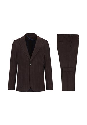 Brązowa marynarka w prążki i spodnie z klapą wyprofilowaną, z zapięciem na jeden guzik oraz dwiema przednimi kieszeniami. Teksturowany materiał z niebieskimi akcentami.