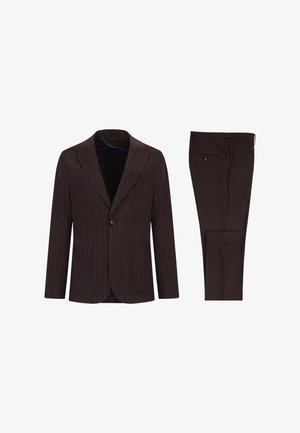 Brun, stribet jakkesæt med blazer og bukser, udstyret med en klippelapel, enkelt knaplukning og to forlommer. Tekstiler med blåt akcent.