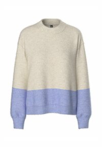 Pull en maille floue de couleur crème avec une bande inférieure bleu clair. Présente un col rond et des poignets côtelés pour texture et structure.