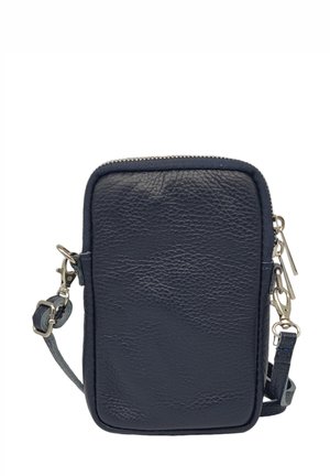 Sac bandoulière en cuir bleu marine avec fermeture éclair, forme rectangulaire, surface texturée et bandoulière amovible avec accessoires en métal.