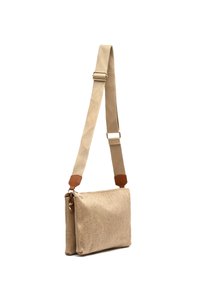 Beige stoffen crossbody tas met een ritssluiting, verstelbare schouderband en bruine leren accenten. Heeft een rechthoekige vorm en een gestructureerd oppervlak.