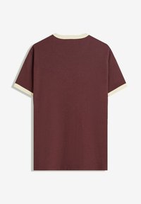 Kurzarm-T-Shirt in burgunderrot mit cremefarbenem geripptem Ausschnitt und Ärmelbündchen, aus weichem, atmungsaktivem Material gefertigt.