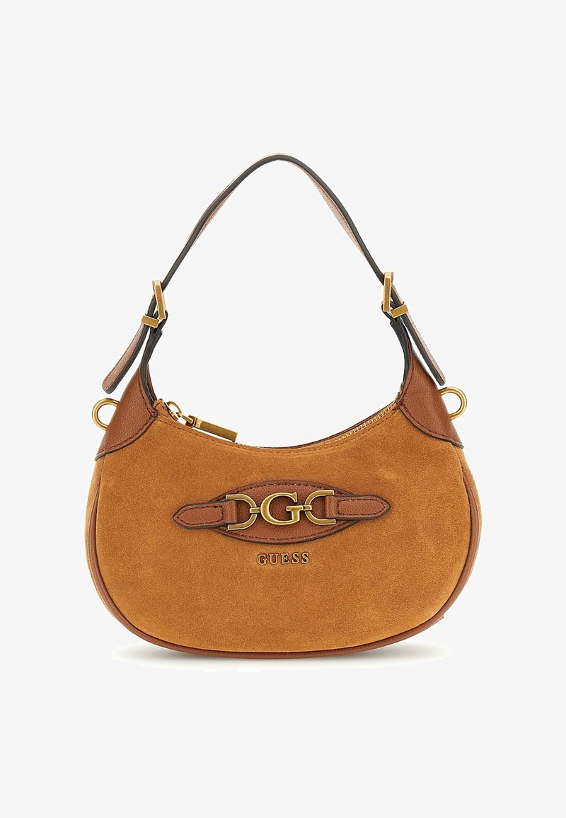 Sac à épaule marron en daim et cuir avec ferrures dorées, une anse courte et le logo "GUESS" embossé à l'avant.