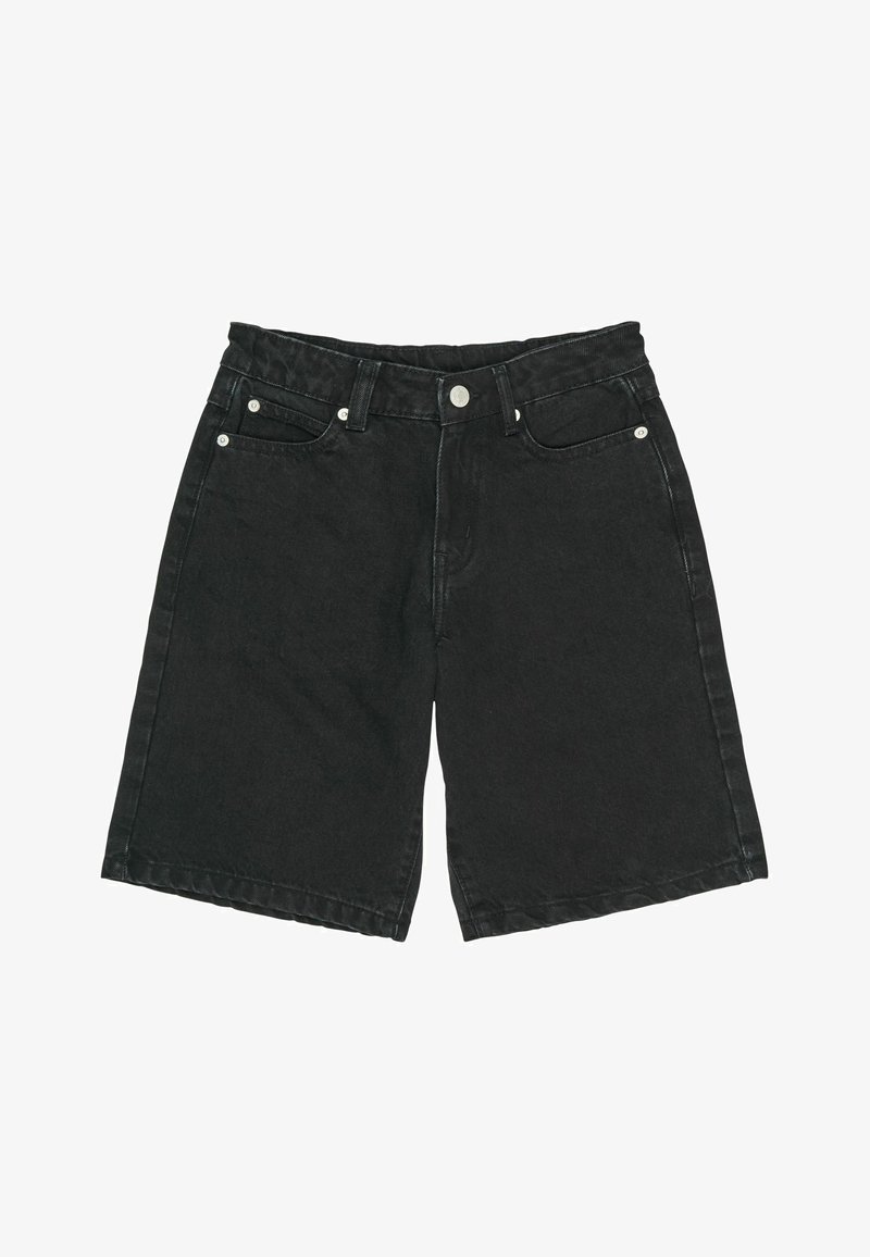 Shorts en denim noir avec une coupe droite, design à cinq poches, quincaillerie en argent et fermeture à bouton. Tissu texturé avec une finition douce.