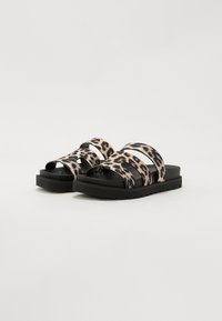 Schwarze Badesandalen mit Leopardenmuster-Riemen und schwarzen Gummisohlen. Mit breiten, überlappenden Bändern für einen sicheren Sitz. Strukturierte Oberfläche.
