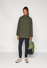 Patagonia OUTDOOR EVERYDAY RAIN JACKET - Casaco impermeável - pine needle green