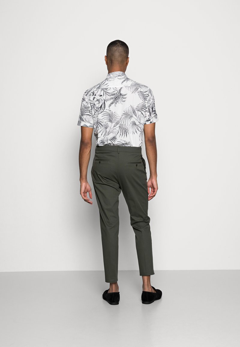 Herren Chinos | Antony Morato TROUSERS JAGGER CARROT FIT Stoffhose dark olive green/oliv - LL72761 Herren Chinos | Antony Morato TROUSERS JAGGER CARROT FIT Stoffhose dark olive green/oliv - LL72761