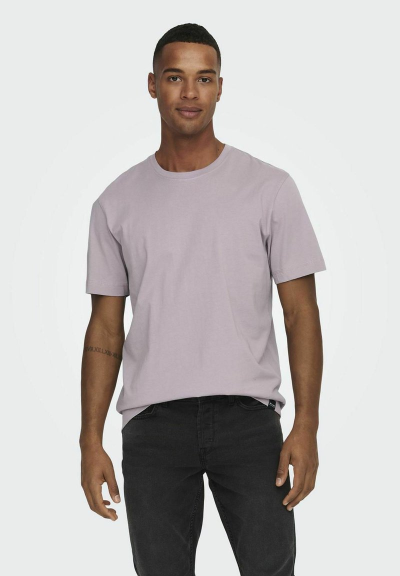 Hellblau-lila Kurzarm-T-Shirt mit Rundhalsausschnitt, aus weichem Baumwollstoff gefertigt. Verfügt über eine lockere Passform und dezente Nähdetails.