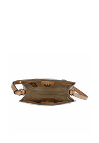 Bolso de cuero marrón claro con un diseño estructurado, que presenta una parte superior abierta, dos compartimentos y una correa texturizada. El interior está forrado con tela.