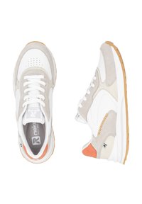 Weiße und beige Sneakers mit Wildleder- und Textilpaneelen. Zu den Merkmalen gehören Perforationen, ein orangefarbener Akzent und eine Gummisohle mit strukturierter Lauffläche.