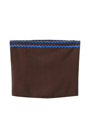 Tissu rectangulaire marron avec deux lignes de bordure en zigzag bleues parallèles près du bord supérieur, uni en dessous, sur fond blanc.
