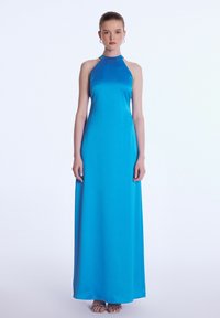 Langes, ärmelloses Abendkleid aus leuchtend blauer Satin. Hoher Kragen, bodenlang, mit einer glatten Textur und einer figurbetonten Silhouette.