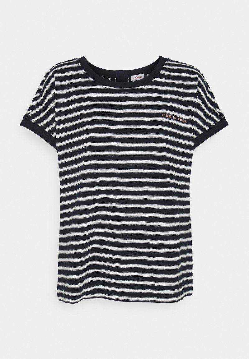 T-shirt à rayures horizontales noires et blanches à manches courtes avec col noir et bordures de manches noires, avec le texte « KIND IS COOL » sur la partie supérieure gauche de la poitrine.