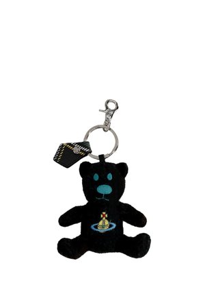 Portachiavi con orsetto di peluche nero con accenti turchesi. Presenta un ricamo di una nave sulla pancia e un gancio metallico per l'attacco.