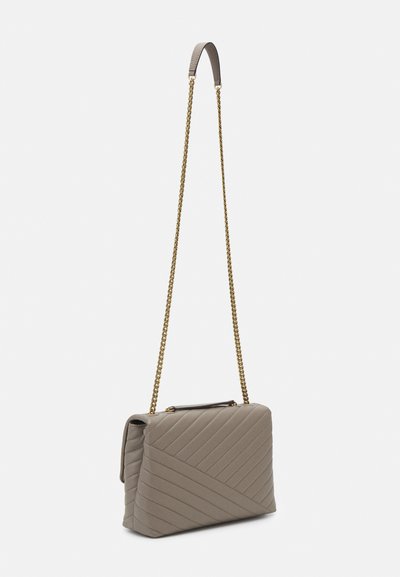 Tory Burch KIRA CHEVRON CONVERTIBLE SHOULDER - Taška s příčným popruhem - gray heron
