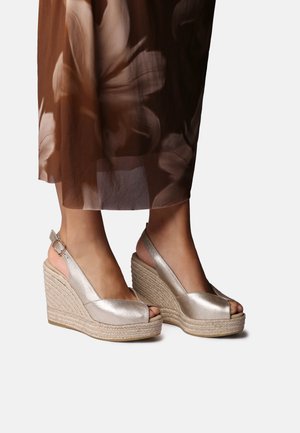 OPRAH - Sandále s klinovým opätkom - champagne