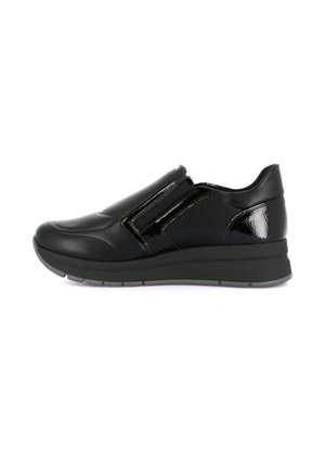 Sneaker nero slip-on con suola a zeppa, inserti laterali elastici e una combinazione di materiali sintetici opachi e lucidi.