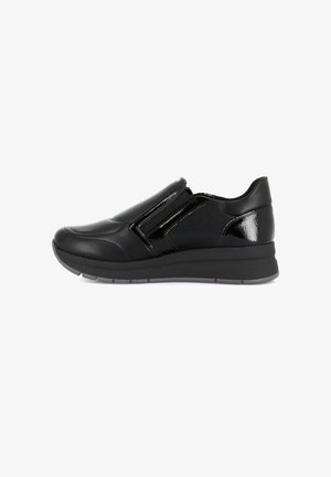 Sneaker nero slip-on con suola a zeppa, inserti laterali elastici e una combinazione di materiali sintetici opachi e lucidi.