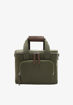 Torba oliwkowozielona z brązową skórzaną rączką, zamkiem błyskawicznym i przednią kieszenią. Tkanina ma gładką fakturę, solidną konstrukcję i podwójne zamki błyskawiczne.