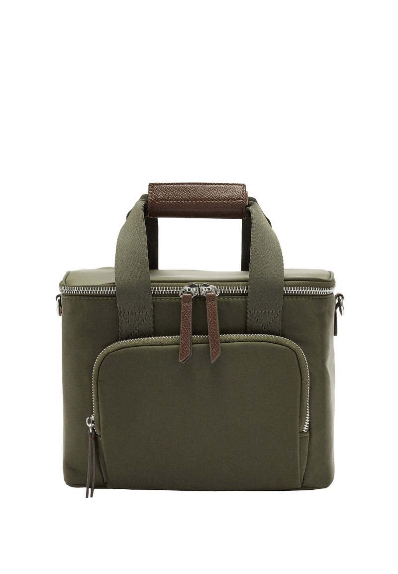Torba oliwkowozielona z brązową skórzaną rączką, zamkiem błyskawicznym i przednią kieszenią. Tkanina ma gładką fakturę, solidną konstrukcję i podwójne zamki błyskawiczne.