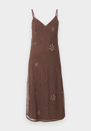 Καφέ αμάνικο φόρεμα με λεπτές τιράντες, με λαιμόκοψη σε σχήμα V και χρυσά λουλουδάτα σχέδια από χάντρες σε όλο το ύφασμα.