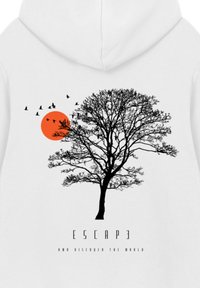 Sudadera blanca con la silueta de un árbol negro, un sol naranja y pájaros volando, con el texto "ESCAPA Y DESCUBRE EL MUNDO" en la parte inferior.