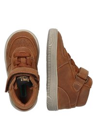 Baskets montantes en suede marron avec une sangle velcro, semelle en caoutchouc texturée, surpiqûres contrastées et motifs perforés sur la zone des orteils.