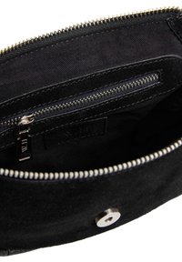 Interno della wallet in suede nero con una tasca con zip e hardware argentato, caratterizzato da una consistenza morbida e un design semplice.