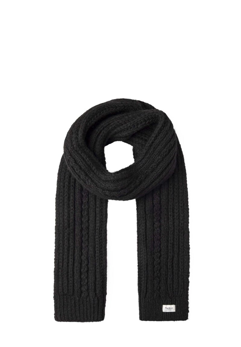 Sciarpa nera lavorata a maglia con motivi a coste e a treccia, piegata a forma di anello con etichetta su un'estremità, su sfondo bianco.